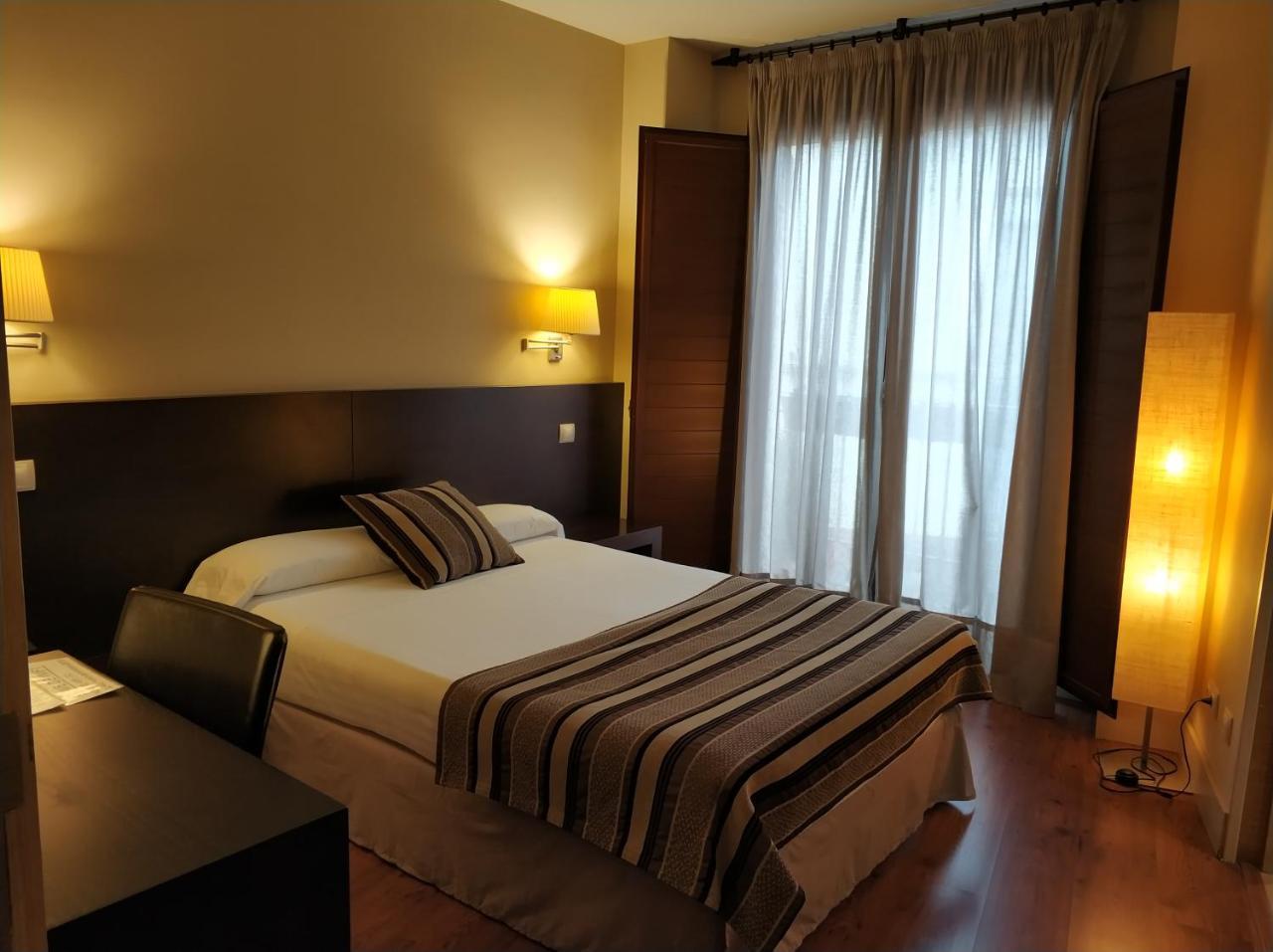 Hotel Puerta Del Arco Tudela de Duero Exterior photo